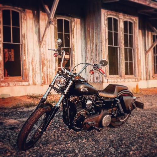 Upgrade your Harley-Davidson® Dyna with the DL02 Dyna Left Side Solo Bag. Hand crafted in USA with premium leather and top quality hardware. Durable and stylish, it's the perfect fit for your motorcycle.