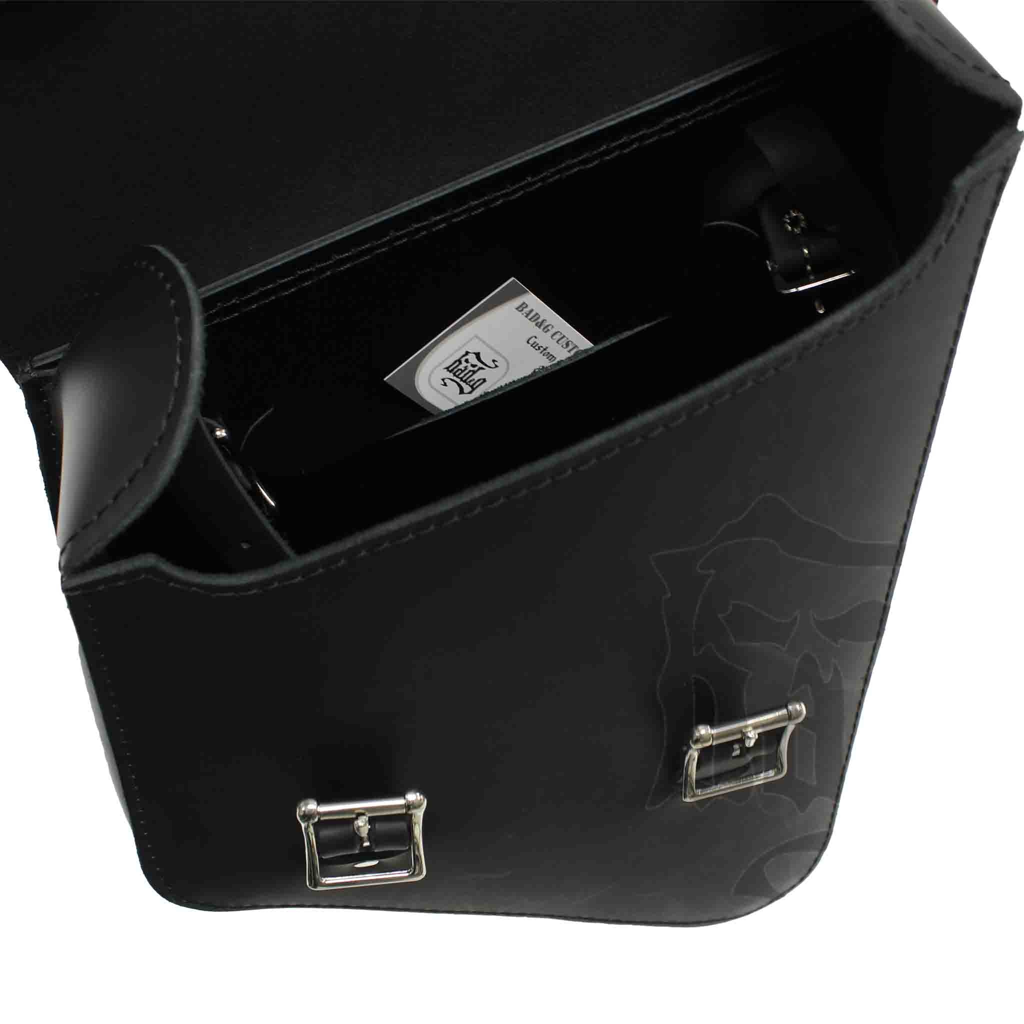 Upgrade your Harley-Davidson® Hardtail Chopper / Bobber with the SHR01 Right Side Solo Bag. Hand crafted in USA with premium leather and top quality hardware. Durable and stylish, it's the perfect fit for your motorcycle.